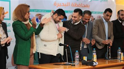 بالصور.. تكريم مسؤول متابعة حياة كريمة بأبو المطامير بميدالية ذهبية كأفضل متطوع