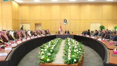 وزير الصناعة والثروة المعدنية يناقش تطوير التعاون المشترك في قطاعي الصناعة والتعدين