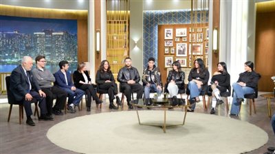 منحهم كارنيه النقابة.. أشرف زكي يفاجئ أبطال العرض المسرحي «الصالون» على الهواء 