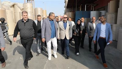 محافظ بني سويف يزور عددًا من المصانع بمنطقة كوم أبو راضي الصناعية