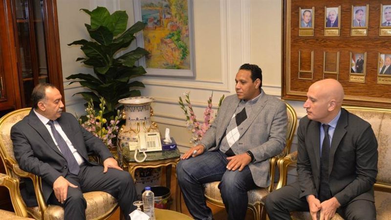 محافظ أسيوط يستقبل