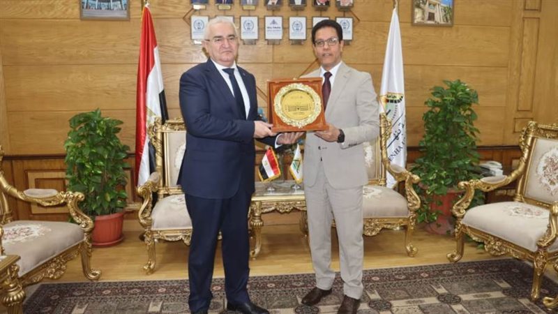 رئيس جامعة بنها والسفير