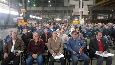  رئيس مصنع إنتاج وإصلاح المدرعات يستعرض الموقف التنفيذي للمشروعات مع العاملين