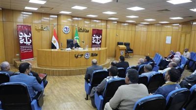 محافظ المنيا يبحث تيسير إجراءات الضرائب العقارية على أصحاب مشروعات التكتلات الاقتصادية