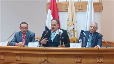 رجال الإعلام والدين يناقشون 