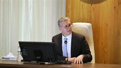 المهندس كريم بدوي يجتمع بقيادات الشركة الهندسية للصناعات البترولية والكيماوية 