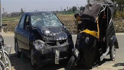 إصابة 4 أشخاص في تصادم سيارة وتوك توك بأسيوط