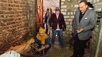 محافظ أسيوط يتفقد ورشا لصناعة منتجات من نبات الحلفا بقرية بني طالب بمركز الفتح