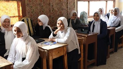 محافظ بني سويف يطمئن على الدراسة خلال تفقده اهناسيا الثانوية بنات