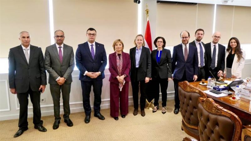 وزيرالإسكان مع نائبة