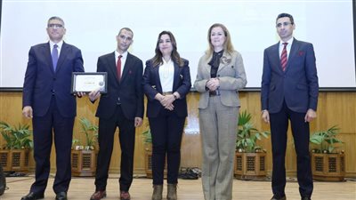 التنمية المحلية تكرم العاملين المتميزين بمركز سقارة