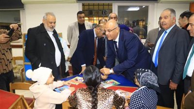محافظ القليوبية يفتتح معرض للكتاب والخزف ويشهد حفلًا فنيًا بقصر ثقافة القناطر الخيرية