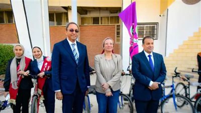 وزيرة البيئة تسلم 30 دراجة على الفائزين من مسابقة صحتنا من صحة كوكبنا بجامعة جنوب الوادي
