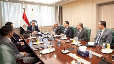 وزير البترول يبحث مع مجموعة 