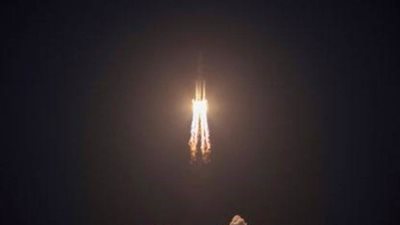 صاروخ حامل تجاري صيني يرسل أقمارا اصطناعية من البحر في شرقي الصين