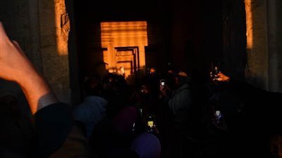 شاهد.. لحظة تعامد الشمس على معبد قصر قارون بالفيوم 