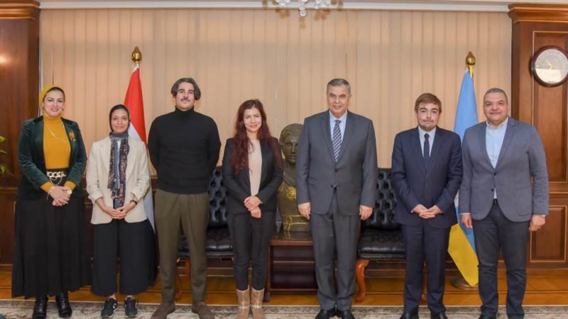 محافظ الإسكندية يستقبل