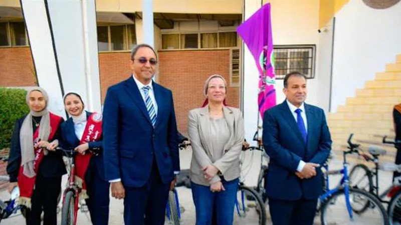 وزيرة البيئة تسلم