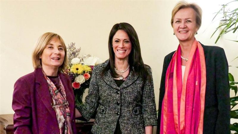 وزيرة التخطيط تلتقي