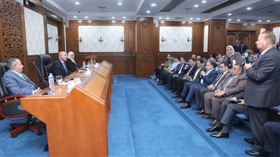 وزير النقل يبحث مع محافظ ومستثمري بورسعيد تحديات المناطق الصناعية بالمحافظة  