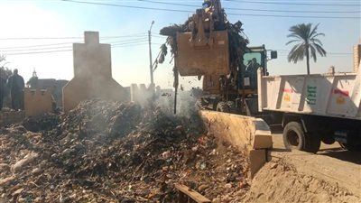  محافظ أسيوط: رفع 130 طن مخلفات بطريق ترعة مجريس بصدفا
