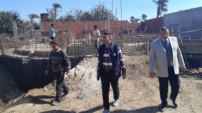 رئيس مركز ديروط بأسيوط يتفقد مشروع محطة رفع الصرف الصحي بقرية شلش