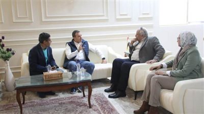 محافظ الوادي الجديد يبحث تعزيز التعاون مع هيئة الإسعاف المصرية 