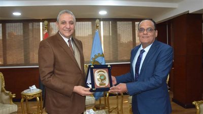 بالصور.. محافظ الغربية يكرّم مدير مديرية التنظيم والإدارة