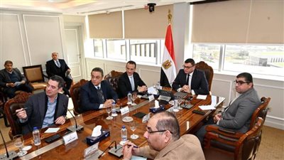 وزير الإسكان يجتمع مع مسئولي الشركة السعودية المصرية لمتابعة معدلات تسويق بعض المشروعات