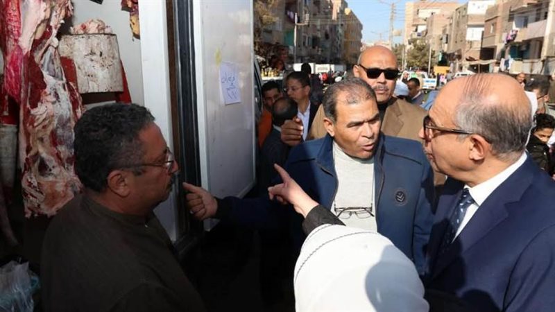 محافظ يتفقد سوق اليوم