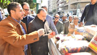 محافظ أسيوط يفتتح قافلة منافذ متحركة للسلع الغذائية معرض منتجات المدارس الزراعية