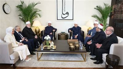 بحضور وزير الأوقاف.. الإمام الأكبر يتفقد بيت الزكاة والصدقات 