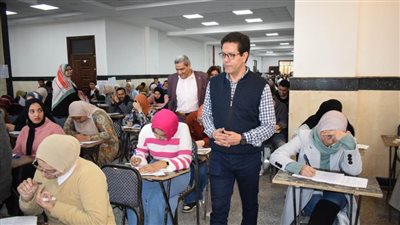 رئيس جامعة بنها يتفقد سير الامتحانات بكليات التجارة والتمريض والتربية