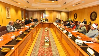 محافظ أسيوط يوجه بتطبيق معايير السلامة والصحة المهنية بكافة القطاعات وتركيب حنفيات الحريق بجوار المنشآت الحيوية ودور العبادة