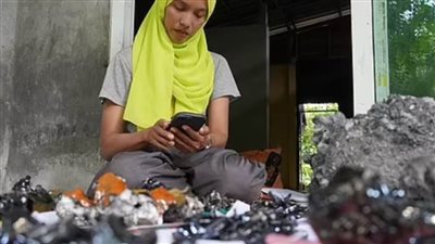 عاجل.. السماء تمطر صخورًا سوداء في تايلاند (صور)