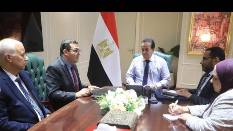 اجتماع وزير الصحة