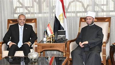 وزير الأوقاف يبحث مع وزير العمل تعزيز التعاون المشترك