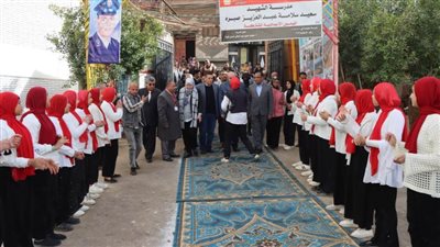 محافظ بني سويف يتابع العملية التعليمية بالميمون ويستمع لآراء الطلاب