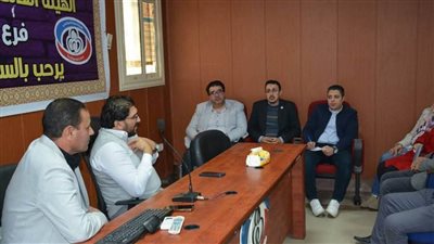  مدير تأمين صحي الغربية يبحث مع العاملين كيفية تحسين الخدمات وحل مشكلات المواطنين