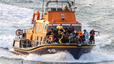 السلطات الفرنسية تعلن إنقاذ 107 مهاجرين خلال محاولتهم عبور قناة المانش لبريطانيا