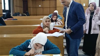 رئيس جامعة دمنهور يشدد على ضرورة تطبيق المواصفات الفنية لورقة الامتحانات