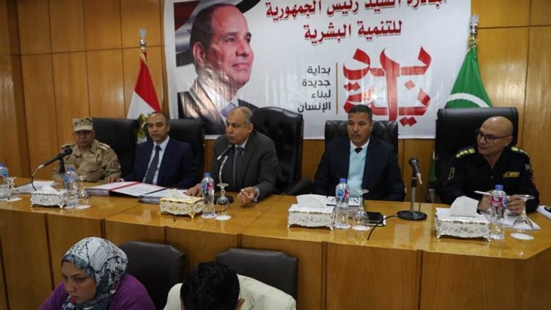 محافظ المنيا خلال