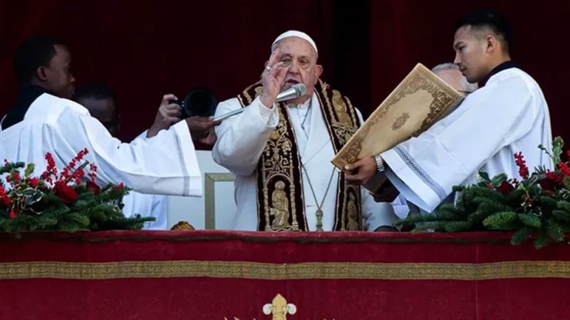 البابا فرانسيس يلقي