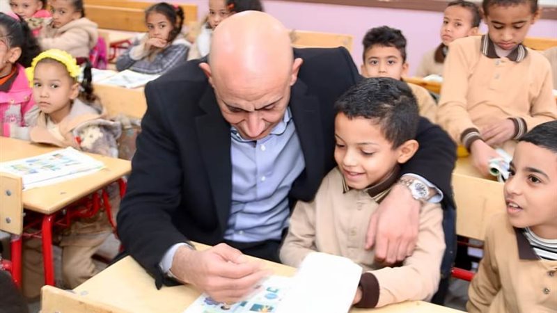 وزير التعليم يداعب