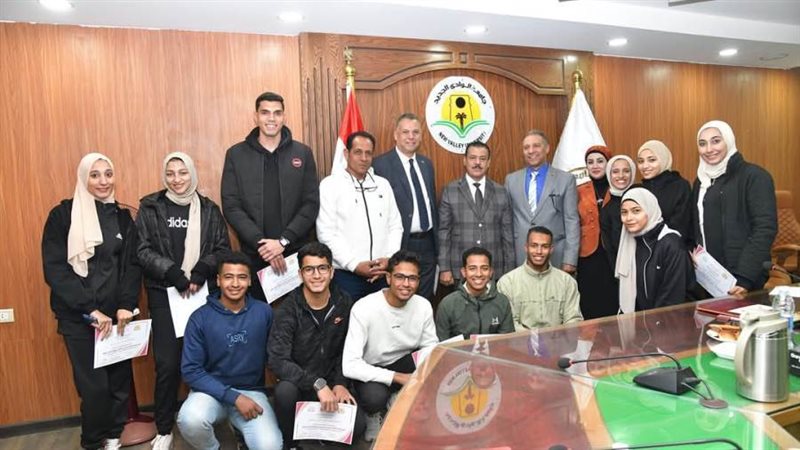 رئيس الجامعه يكرم