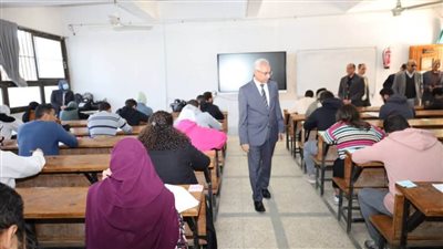 رئيس جامعة المنيا يتفقد لجان امتحانات كليتي التربية والعلوم ويشدد على تطبيق الإرشادات والتعليمات المنظمة للعملية الامتحانية