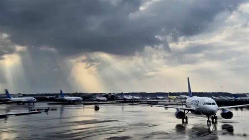 الطائرات تنتظر في