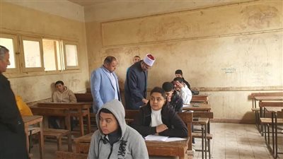  بالصور.. رئيس منطقة الغربية الأزهرية يتفقد امتحانات النقل الثانوي للفصل الدراسي الأول
