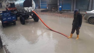 الدفع بمعدات الصرف الصحي لسحب تجمعات المياه لتسهيل الحركة المرورية بشوارع كفر الدوار ورشيد 