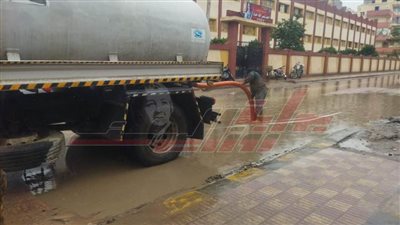محافظ كفر الشيخ يتابع كسح مياه الأمطار بفوه 